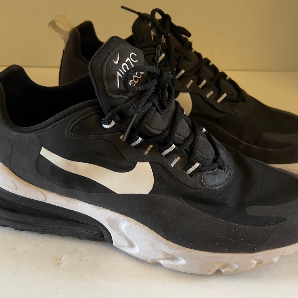 Nike Men's Black and White Athletic Sneakers Size 9